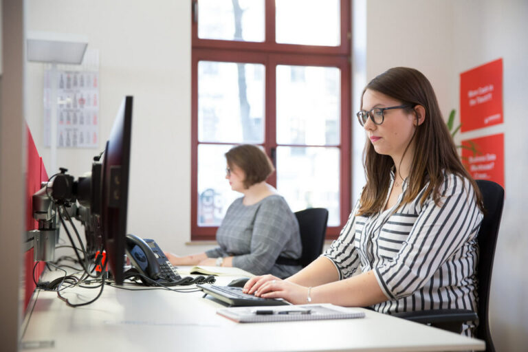 zwei Mitarbeiterinnen von talents for it bei der Arbeit