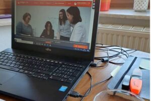 talentsforit Webseite auf einem Laptop im Homeoffice